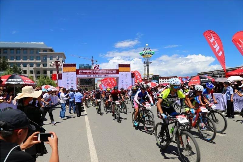 2018“九游会设计杯”甘南藏地传奇自行车赛鸣枪开赛！